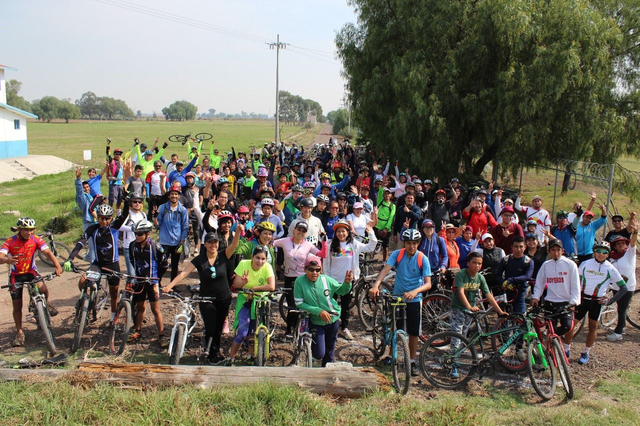  Karla Almazán se suma a rodada en bicicleta en pro del medio ambiente en Texcoco