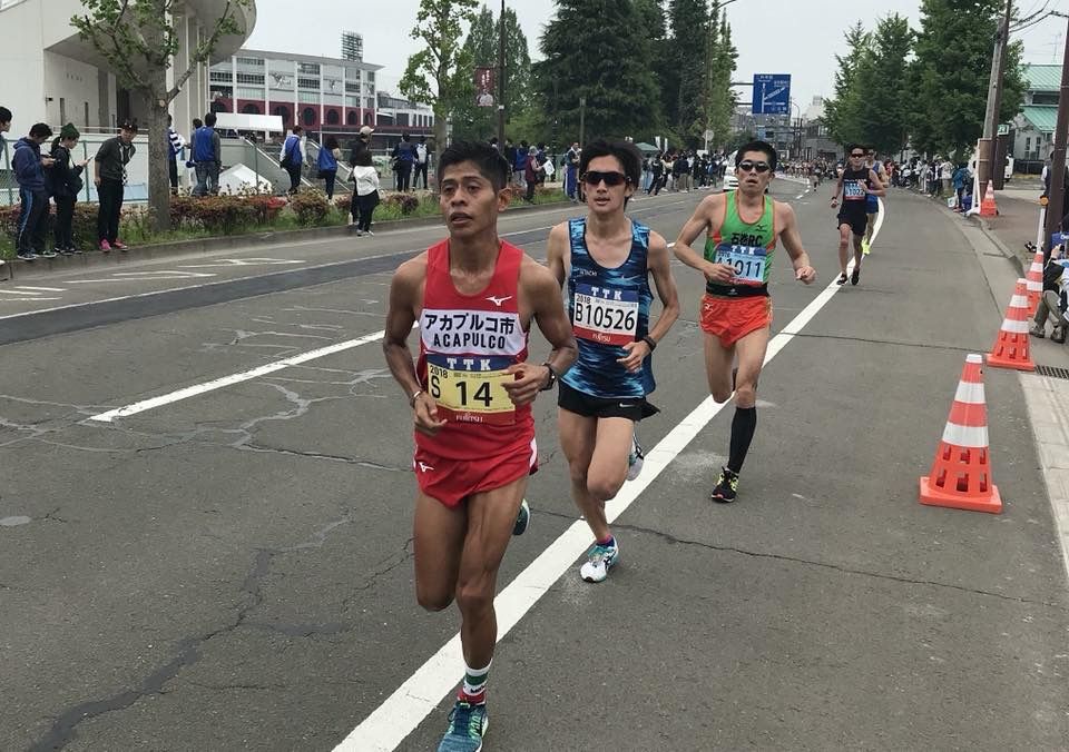 Felicita Astudillo al atleta Omar de la Cruz por su segundo lugar en el Medio Maratón en Japón
