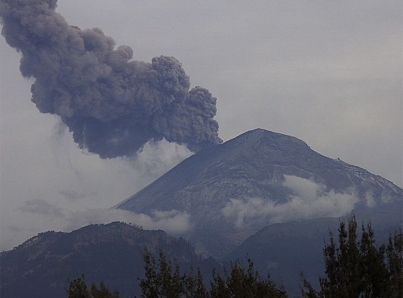 Popocatépetl emite 63 fumarolas con vapor de agua y gas