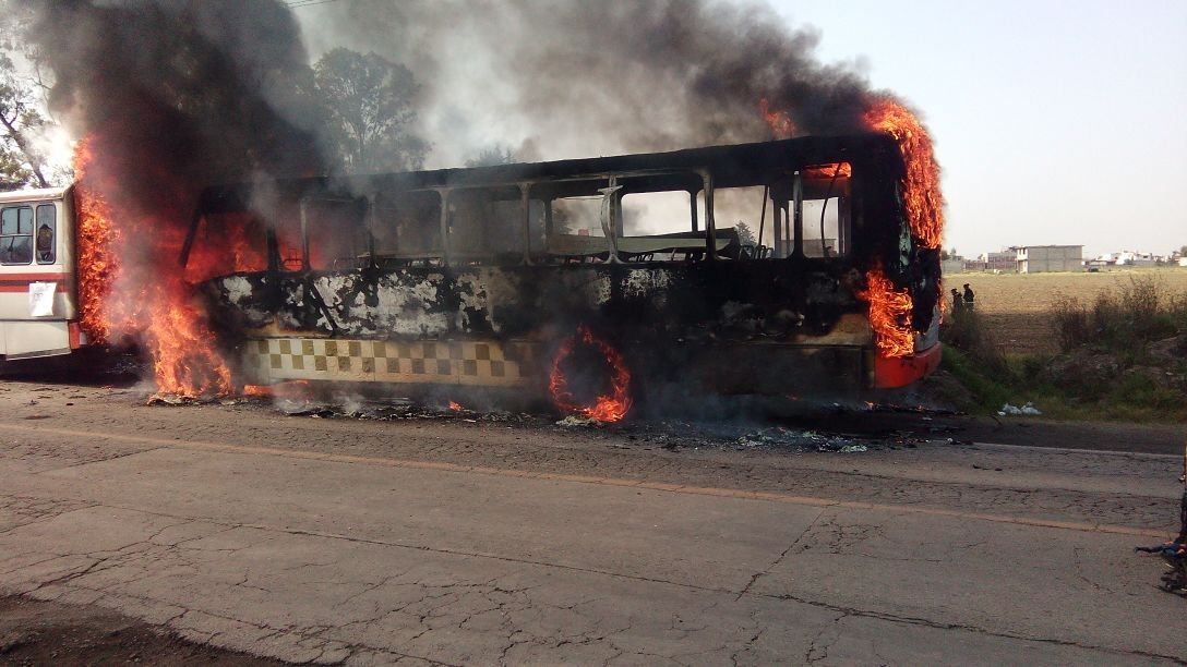 Le prenden fuego a tres autobuses de la línea El Crucero en Otzolotepec Estado de México