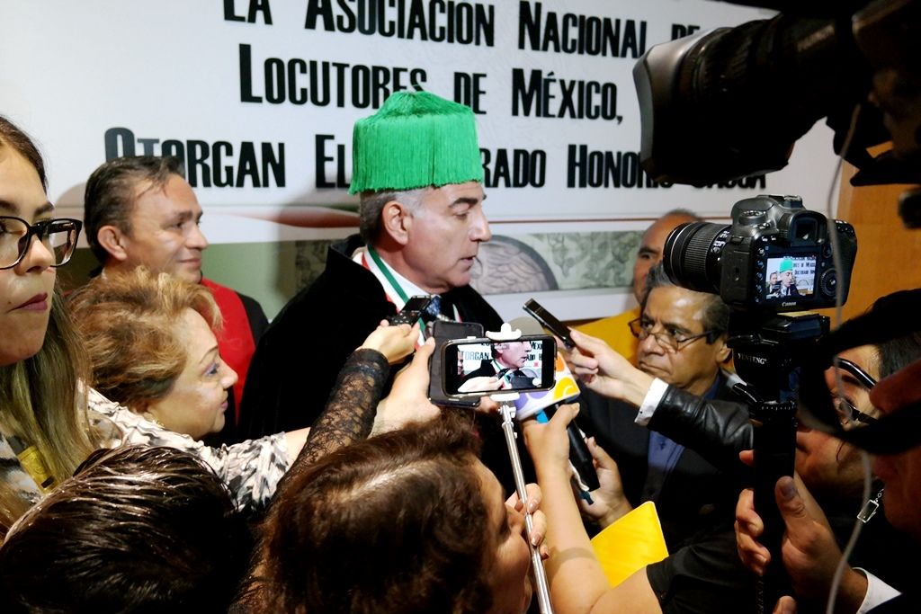 El gobernador de Puebla Toni Gali recibe el Doctorado Honoris Causa