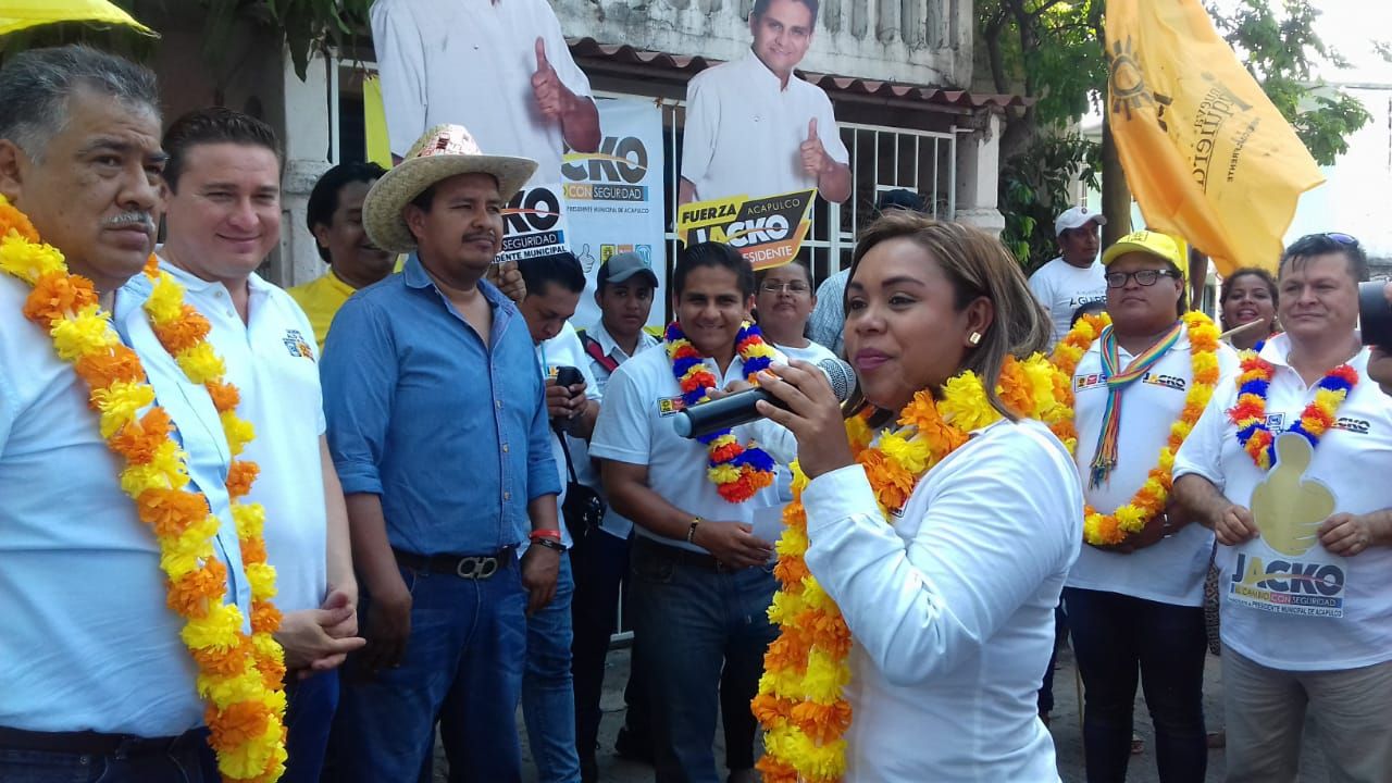 Crónica de un festivo recorrido de Alejandra Aguirre y Jacko Badillo por el Distrito 06, de Acapulco 