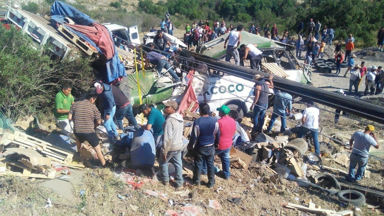 Choque entre tráiler y autobús de pasajeros deja 10 muertos y 12 heridos en Texcoco.