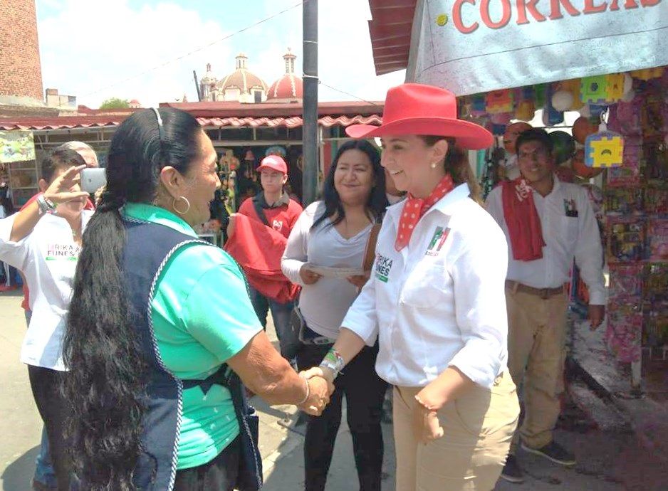 La candidata a la presidencia municipal Erika Funes, recorre plazas públicas de Texcoco
