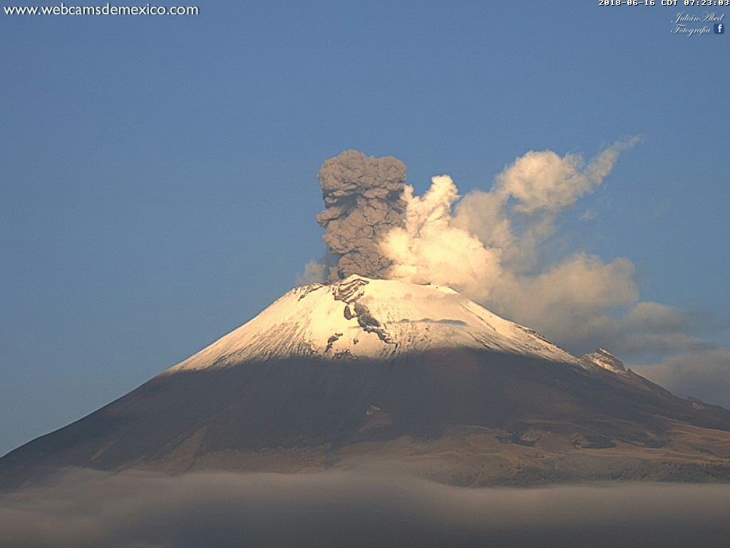 Volcán Popocatépetl emite  explosión