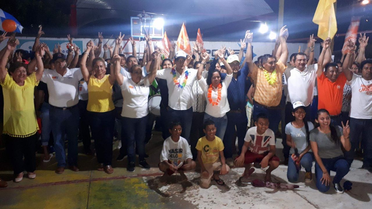 Taxistas de varios sitios de Tecpan y pobladores del Cerrito le dan su respaldo a Yasir Deloya