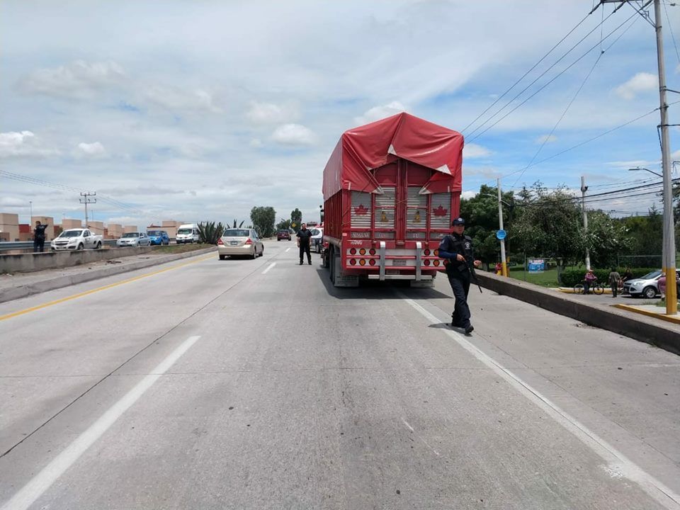 Policía municipal detienen a un sujeto con camión robado ,en la carretera Texcoco -Calpulalpan.