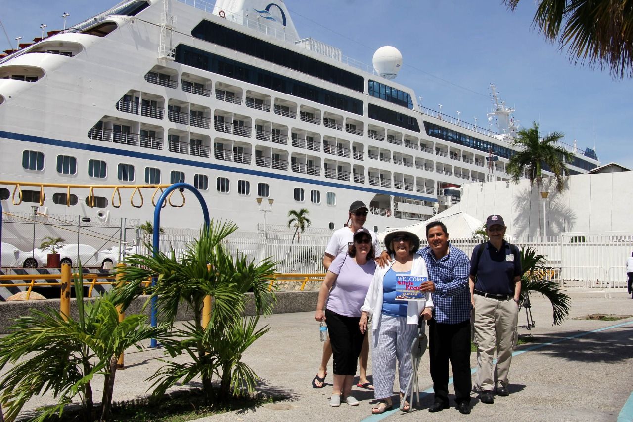 Recibe gobierno de Acapulco al crucero Insignia con más de mil pasajeros