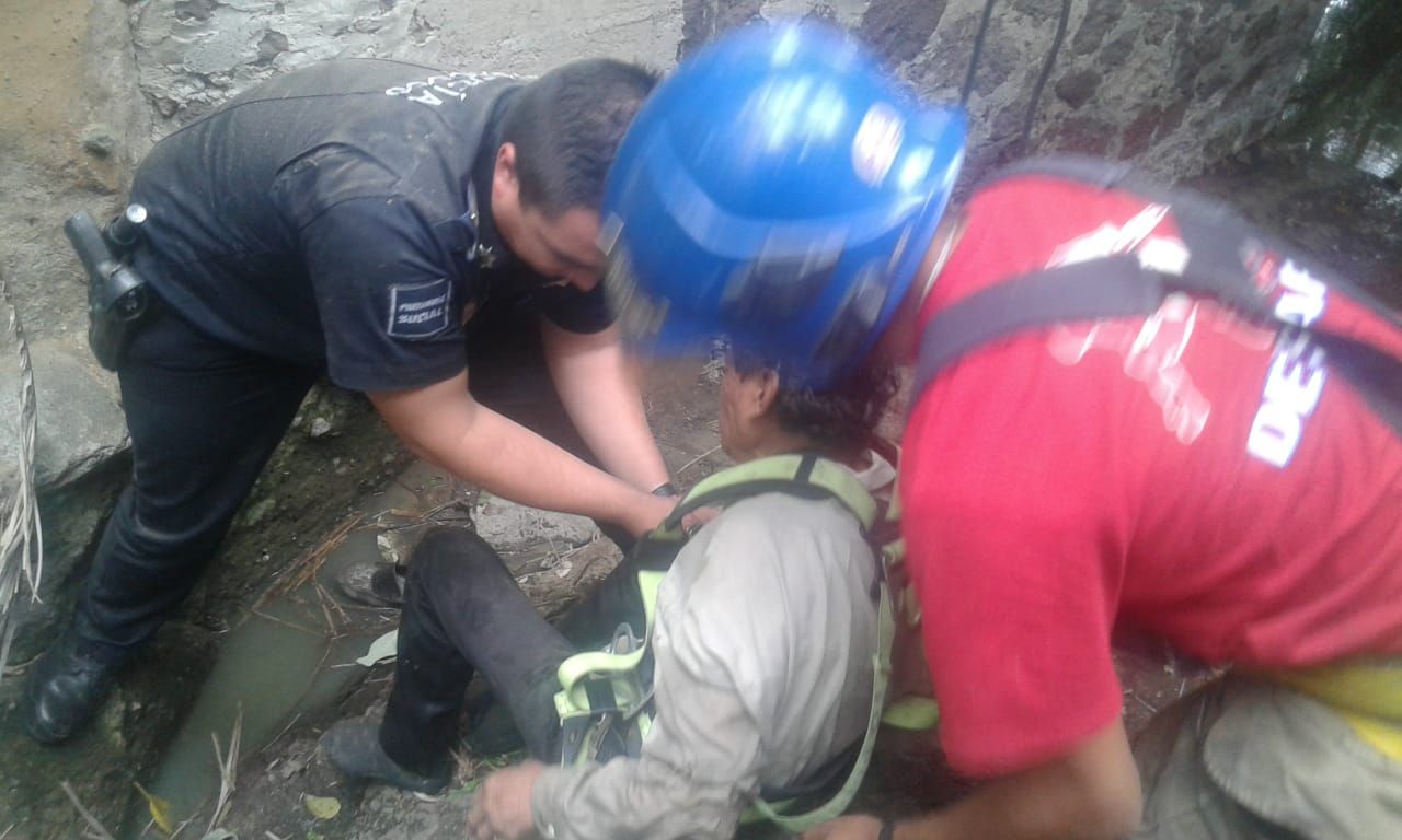Rescatan con vida a señor que cayó a barranco en Texcoco 