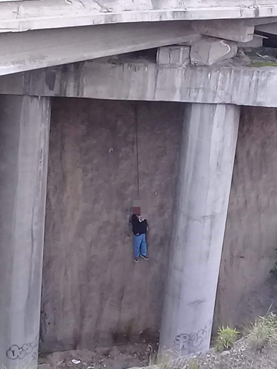 Hallan a un hombre colgado de un puente vehicular en autopista mexiquense. 