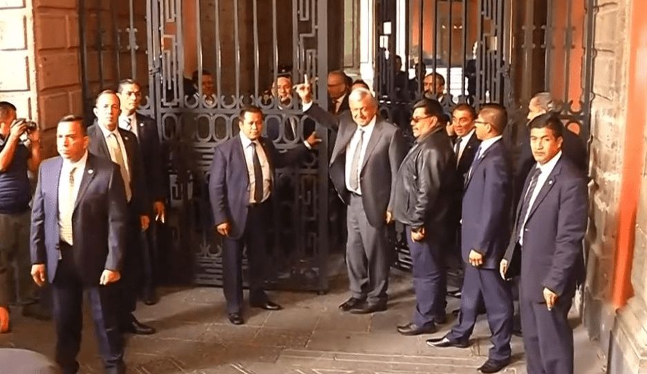 López Obrador llega a Palacio Nacional para reunión con Peña Nieto