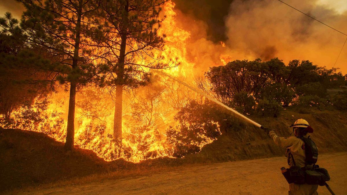 Mega incendio en EE.UU. obliga a evacuar a cientos de personas