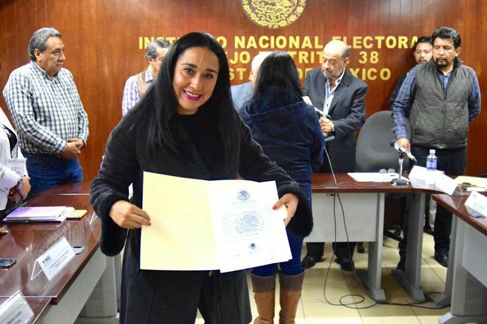 Karla Almazán   recibió la constancia de mayoría                     
