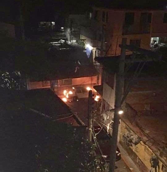 Balacera en Barrio de Petaquillas deja un auto incendiado en el Centro del puerto 