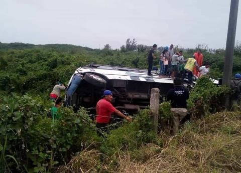 Autobús con turistas vuelca en Veracruz, hay 34 lesionados