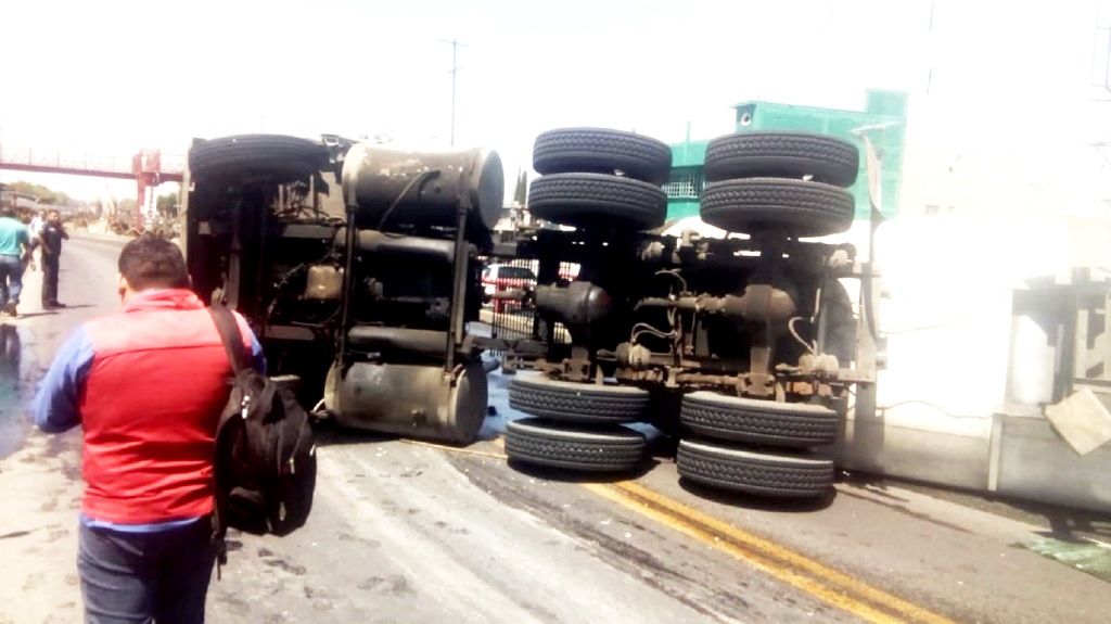 Sancionan a chófer que invadió y volcó en carril del mexibus