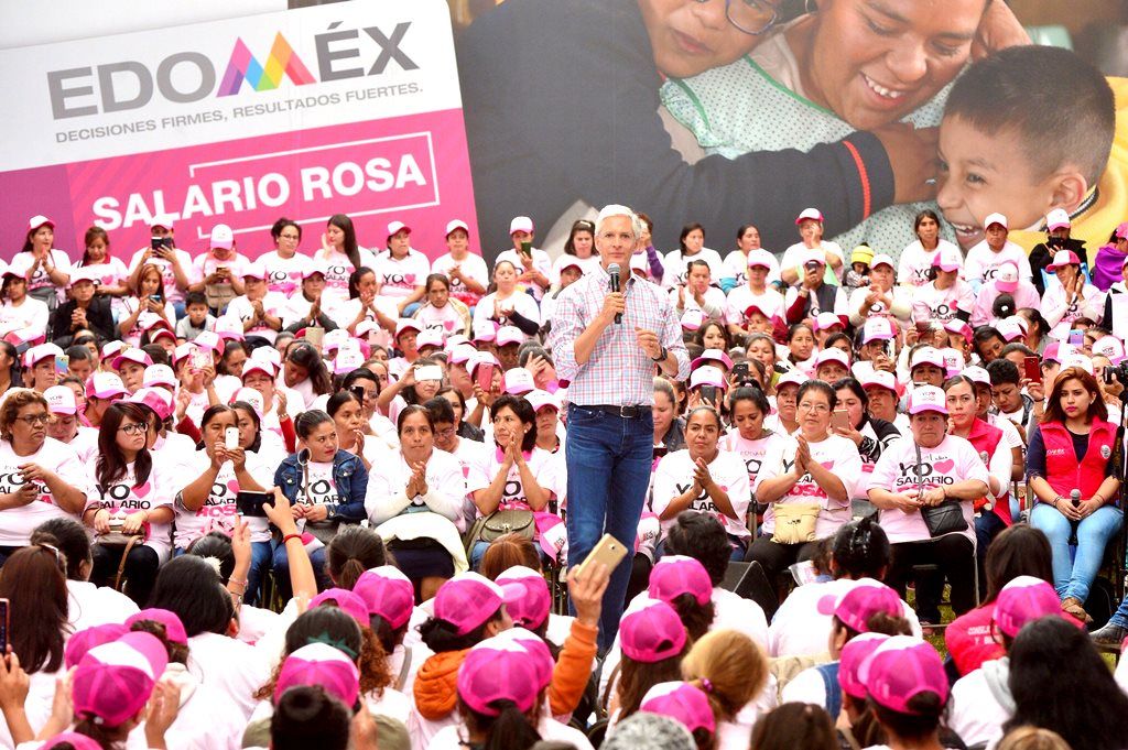 Reciben amas de casa del sur del Edoméx tarjetas del programa Salario Rosa