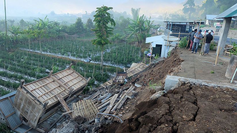 Sismo de 6.4 grados deja 16 muertos y más de 500 montañeses atrapados en indonesia 