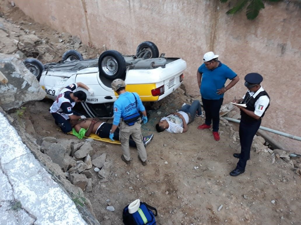 Vuelca taxi colectivo en La Escénica; hay tres personas heridas