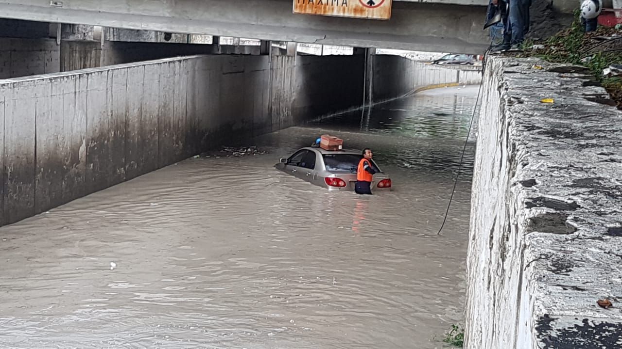 Fuerte lluvia sobre Chilpancingo; un coche quedó atrapado bajo un puente