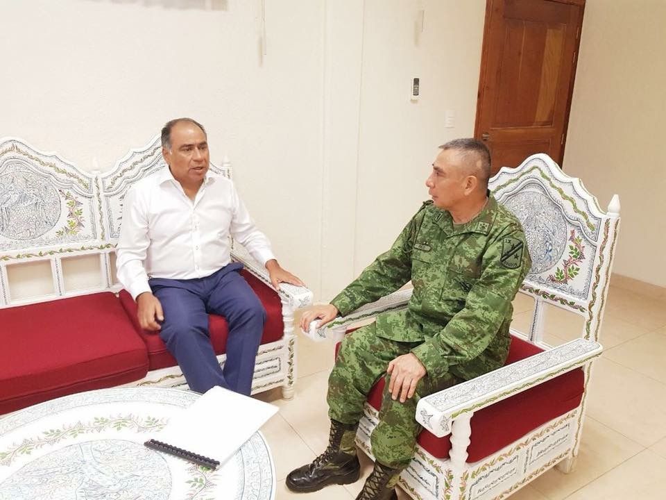 Se reúne Astudillo con jefe militar; alistan operativo para regreso a clases