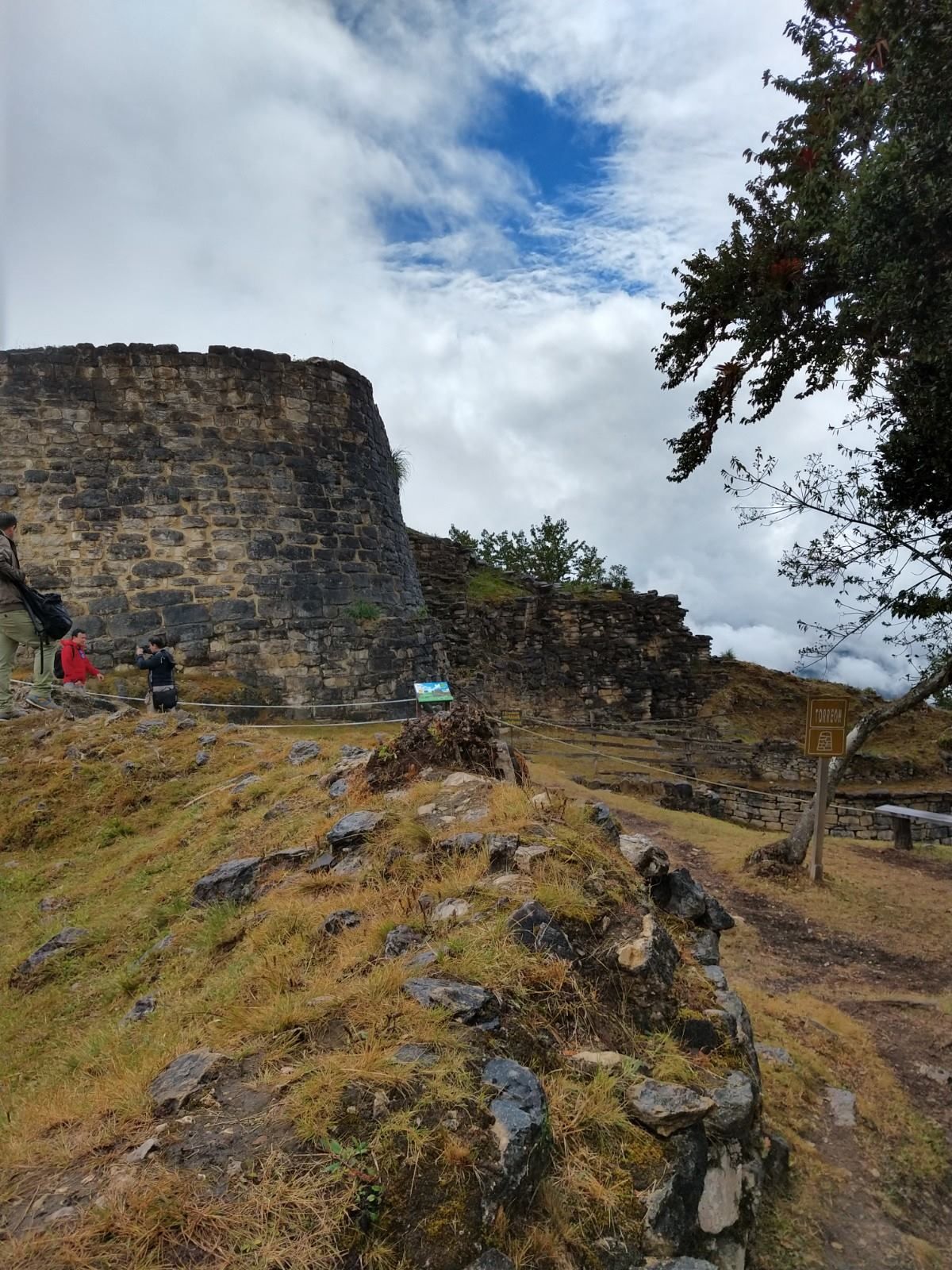 ’...Kuelap, el sitio de un espectacular asentamiento anterior a los Incas construido por los Guerreros de las Nubes de los Andes del norte’: The New York Times