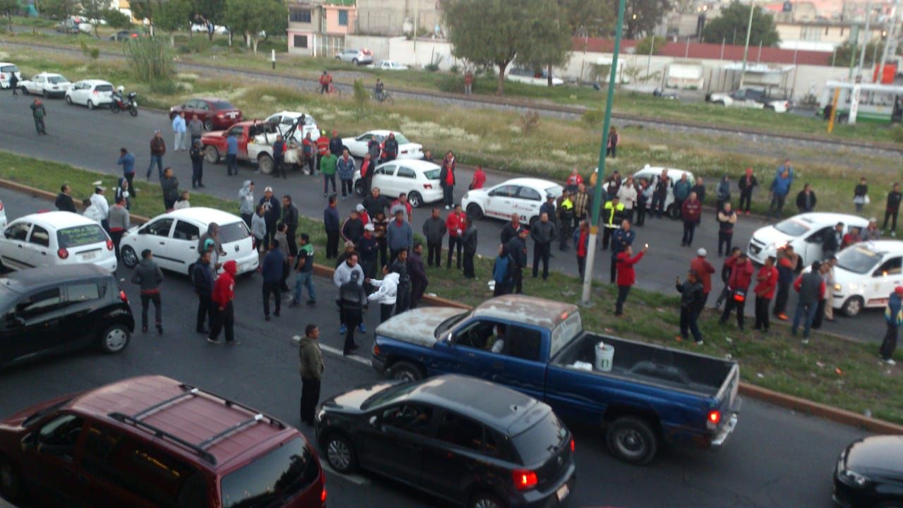 Taxistas inconformes contra secretario de movilidad  bloquean municipios del Edomex