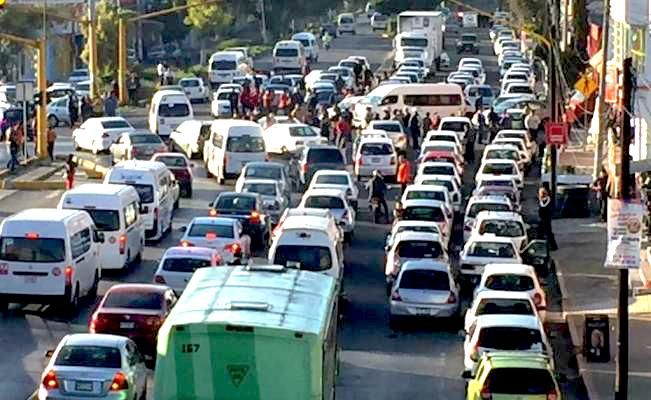 Líderes de taxistas incongruentes exigen restitución del estado de derecho para seguir en la ilegalidad