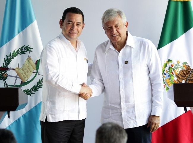 El Presidente electo, Andrés Manuel López Obrador, se reunió con el Presidente de Guatemala en la Universidad de Chiapas