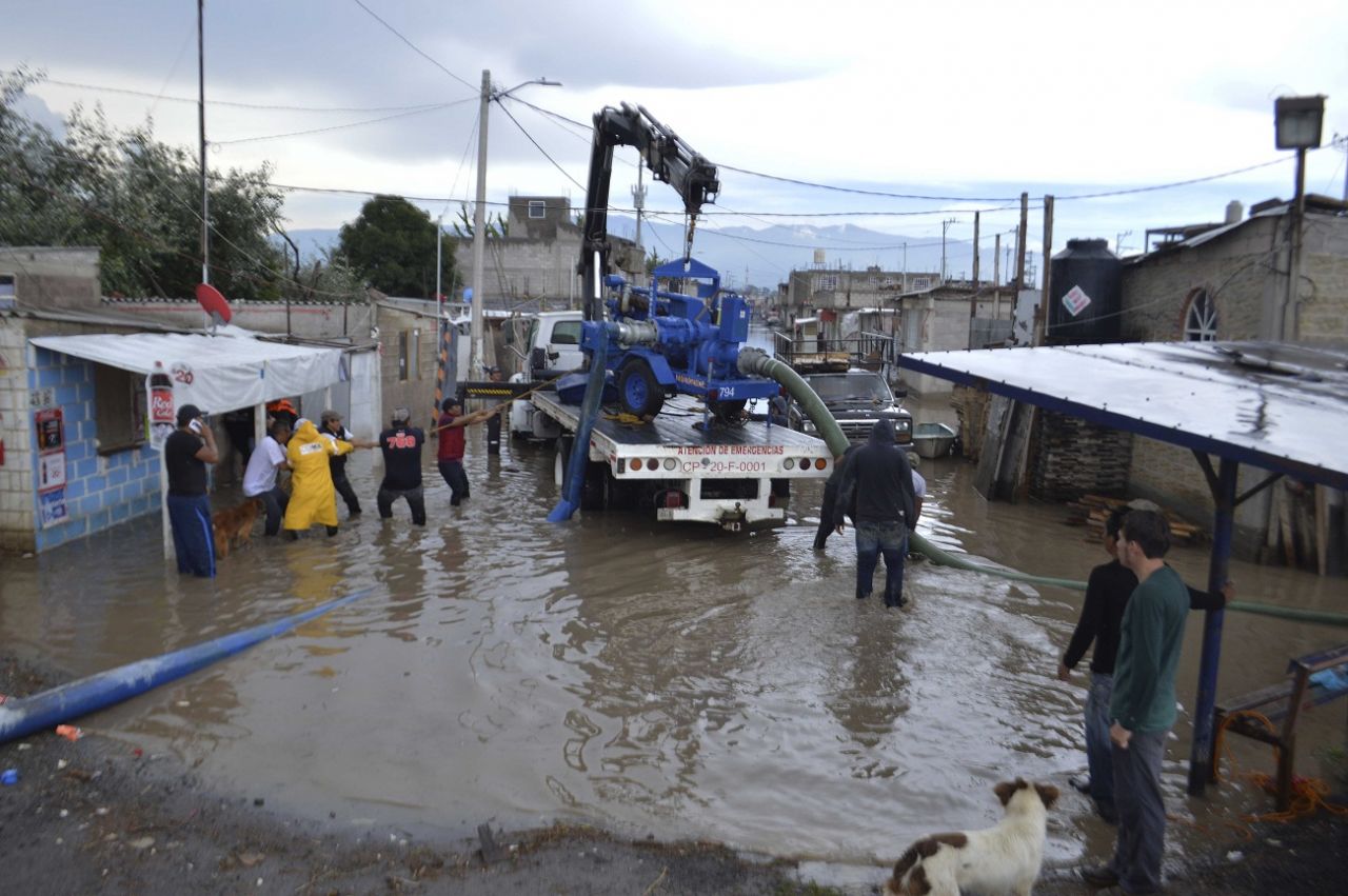 
 Refuerzan acciones de limpieza en zona anegada  de Texcoco