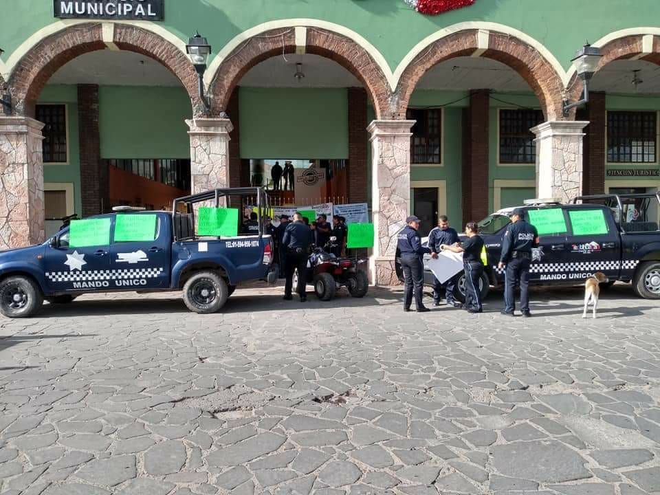 Policías municipales se manifestaron en Teotihuacán por falta de pago.