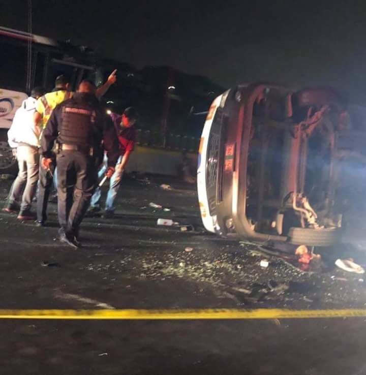 Otro accidente en la autopista México Pachuca inicialmente un muerto y 18 lesionados.