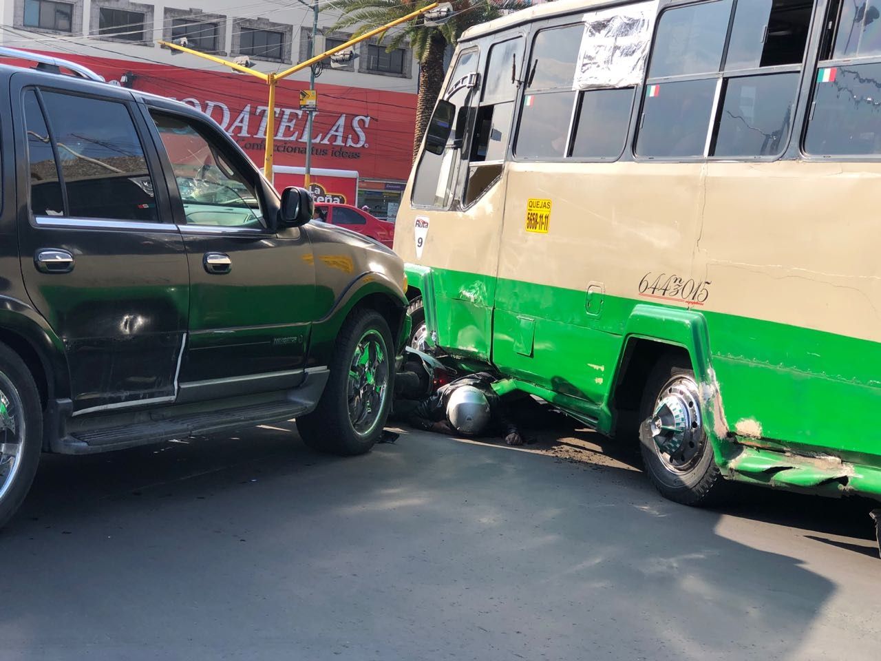 
Motociclista muere  aplastado por microbús en Nezahualcóyotl 