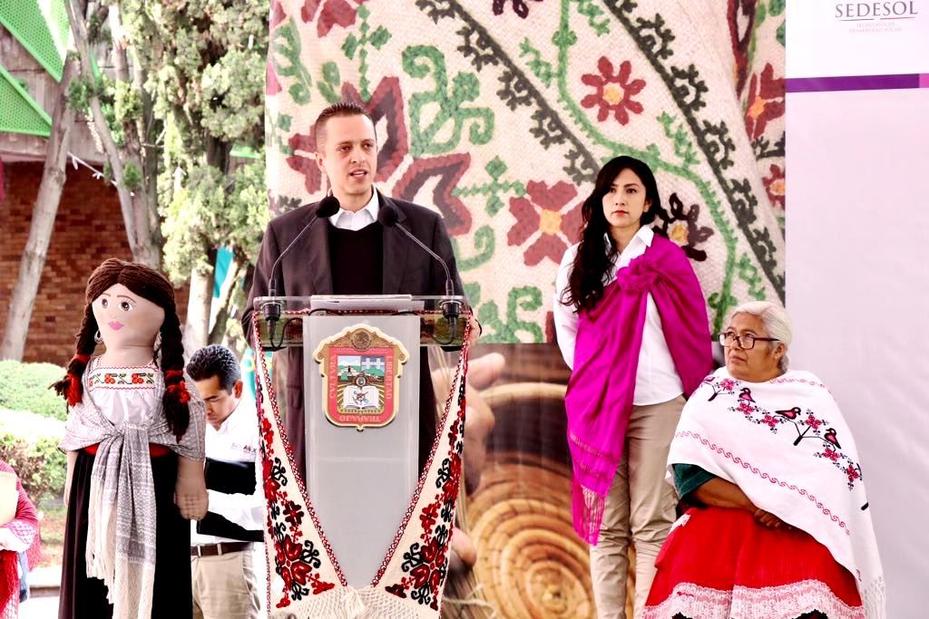 Entregan apoyos de FONART a artesanos mexiquenses para desarrollar su labor 