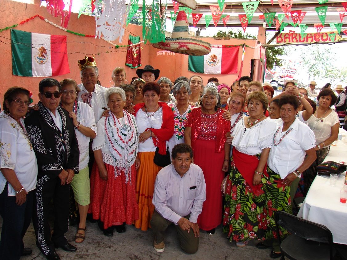 Hilario Onofre Hernández,  desfila en Santa Cruz de Abajo Texcoco con el Grupo "Volver a Vivir"