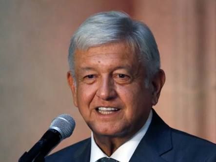 AMLO, dialoga con el gobernador del Banco de México 