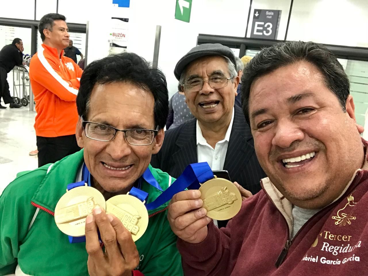 Comisión del deporte de Texcoco recibe a tricampeón del Mundo de Atletismo Master