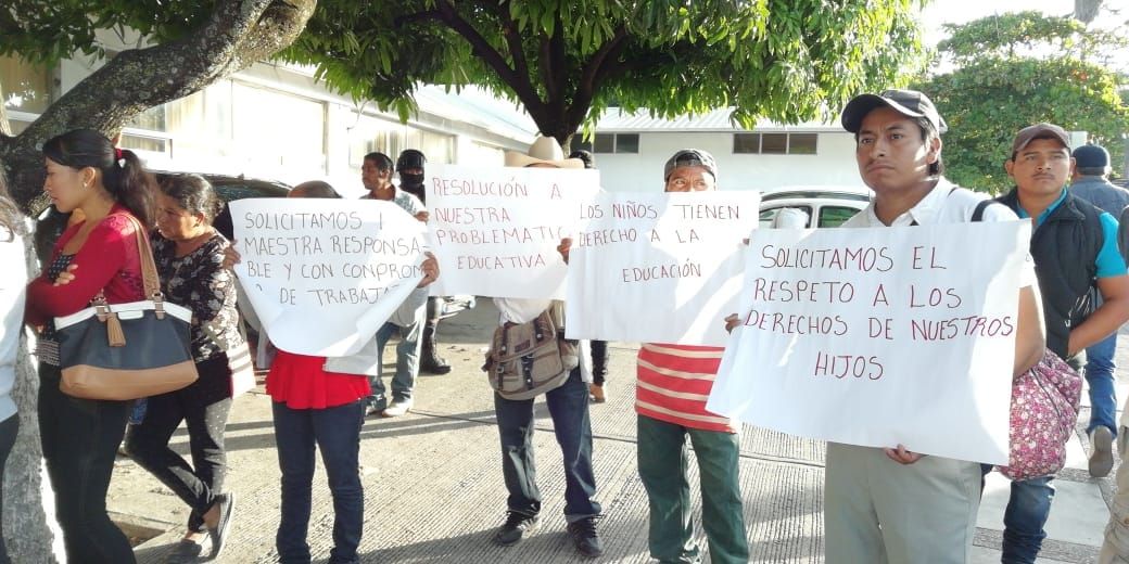 Con bloqueo, paterfamilias piden a gritos una educadora en kínder de Quechultenango 
