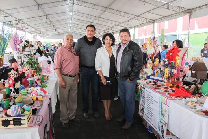 El Secretario del Ayuntamiento Erik Galicia ignagura la feria Artesanal y Gastronómica en Texcoco.