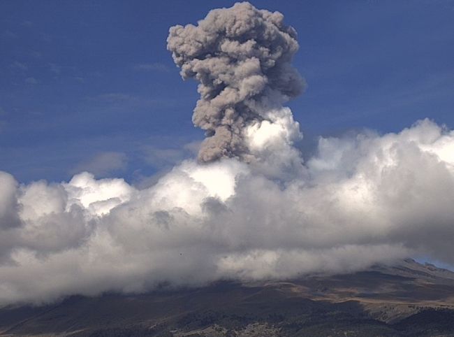 Cae ceniza volcánica en Amecameca; Popocatépetl registra otra explosión
