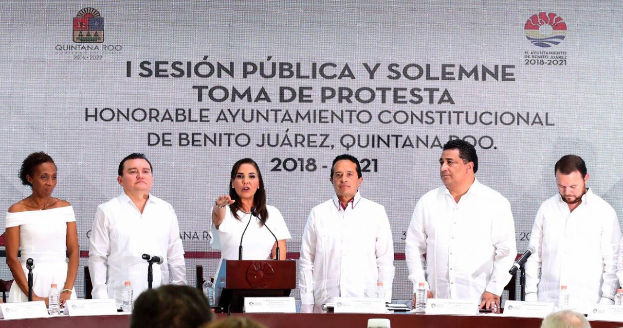 Inaugura su gobierno alcaldesa de Cancún lanzando un dardo al juarismo