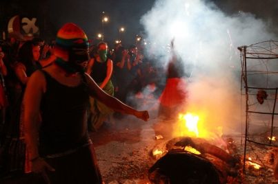 Anarquistas lanzan cohetones y rompen vidrios durante manifestación 