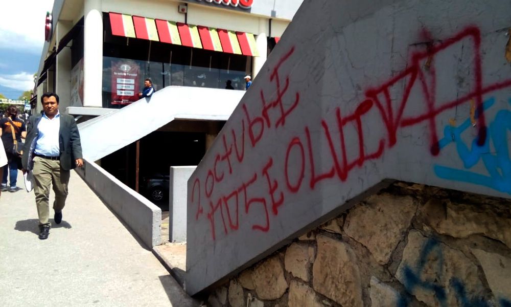 Alumnos BUAP hacen el ridículo y pintas calles de Puebla
