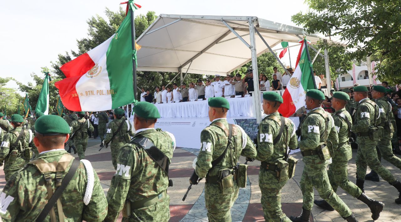 Carlos Joaquín preside el desfile de la 10ª Brigada de la Policía Militar