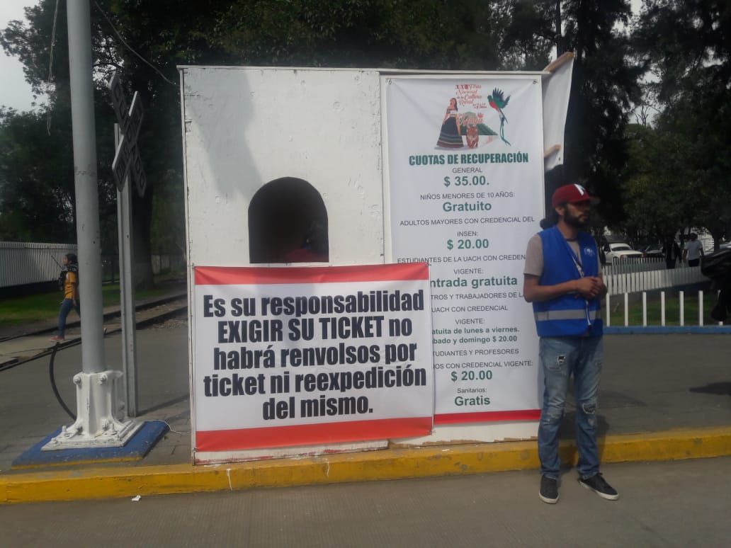 Exhiben aviso con error ortográfico durante Feria del Libro y Cultura Rural en Chapingo