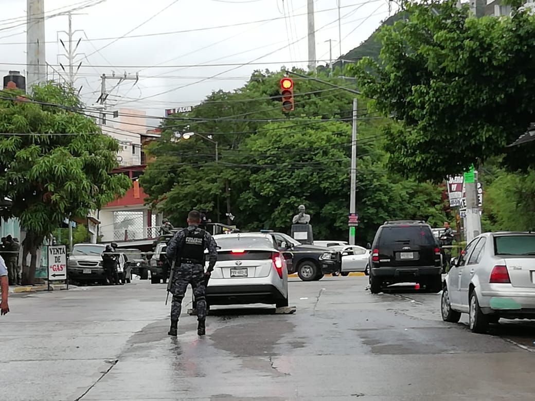 Matan a balazos a mujer cuando conducía su automóvil por calles de Acapulco