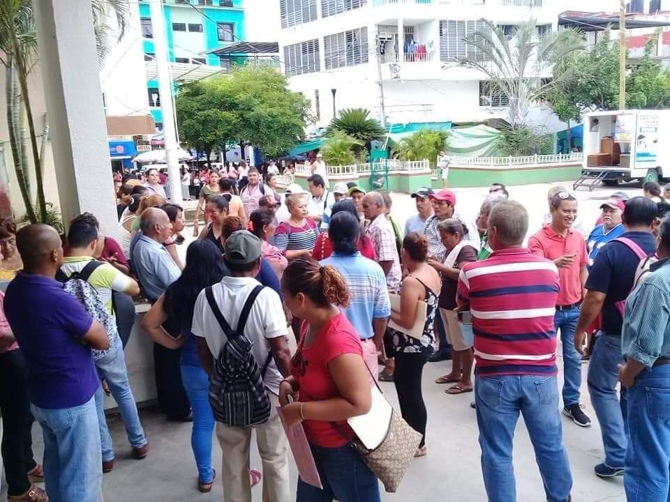 Protestan extrabajadores del municipio de Atoyac y toman el DIF