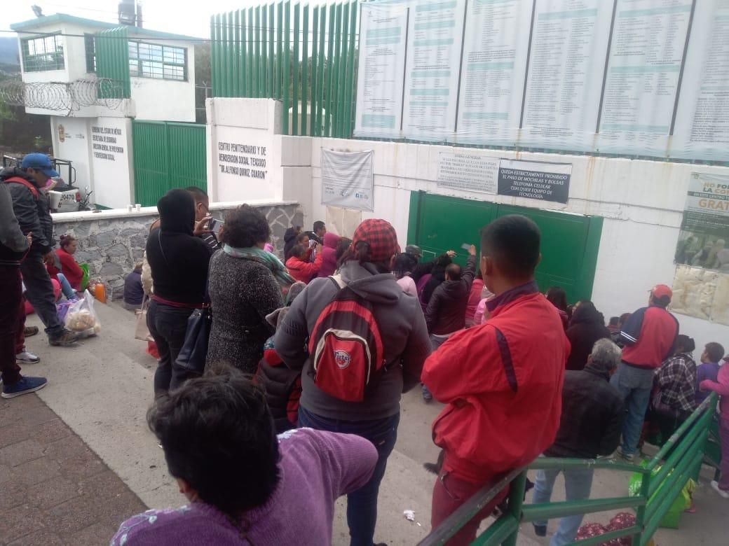 Reclusos protestan contra extorsiones en penal de Texcoco
