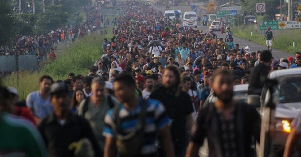 Más de 7,000 migrantes intentan avanzar hacia el norte pese a las amenazas de EEUU