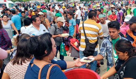 Con hambre y sed llega la caravana de migrantes a Juchitán